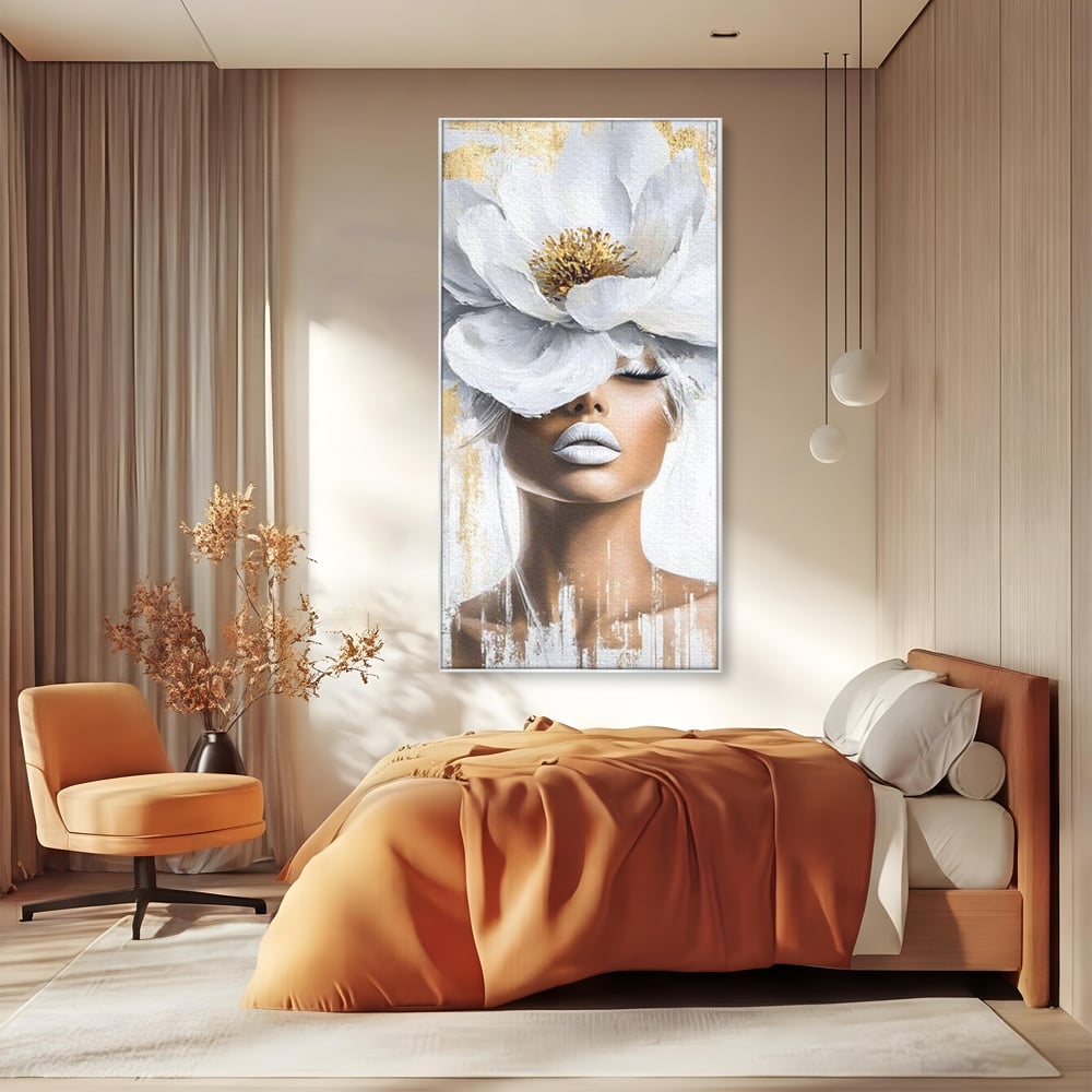Tablou canvas cu tablou canvas cu portret de femeie si magnolie, in rama de aluminiu argintiu, pe perete intr-un dormitor